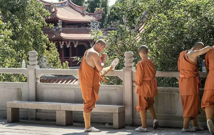 Abbot Imposes ‘996’ Work Schedule in Chinese Monastery — Monks Leave