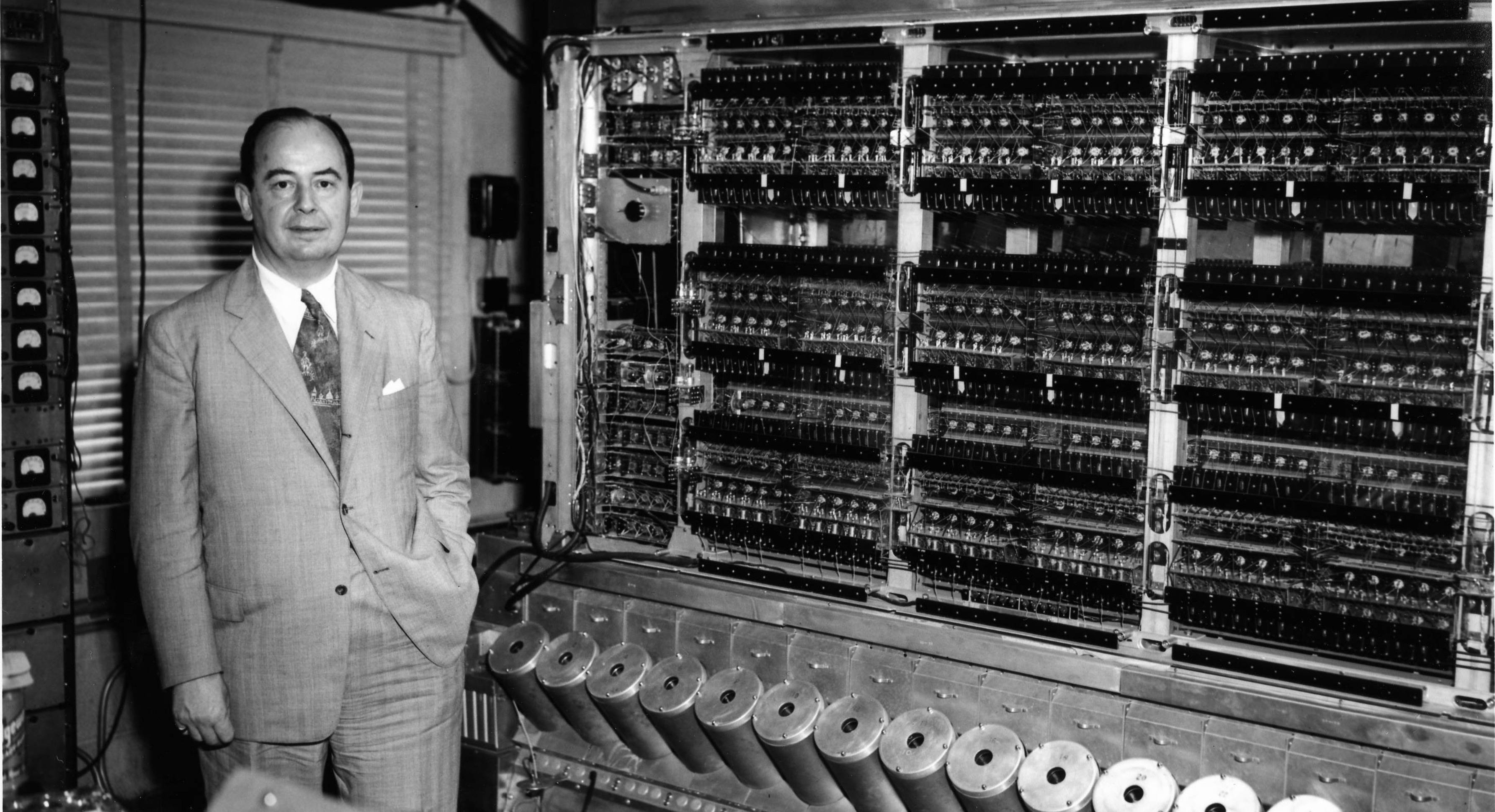 Джон первый в мире. Джон фон Нейман. Джон фон Нейман ЭВМ. Джон Нейман и ЭВМ. John von Neumann 1945.