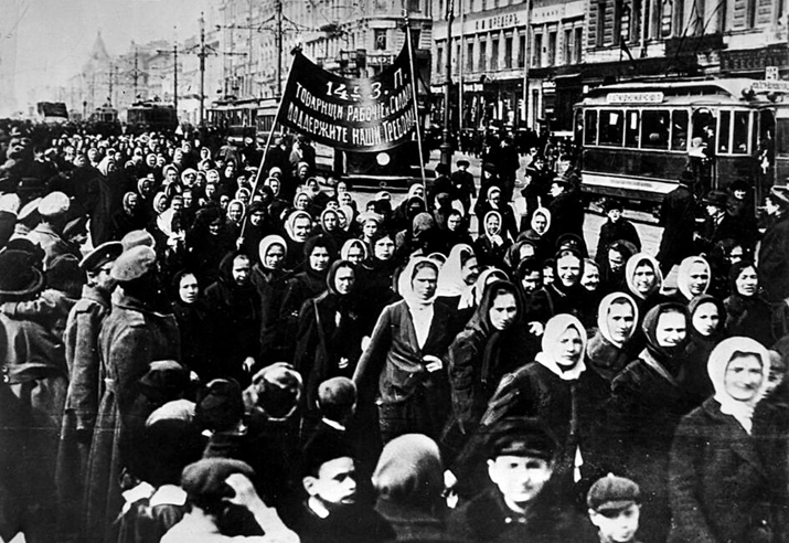 Minlərlə rus qadını Sankt-Peterburqda aksiyalarda iştirak edir (1917)