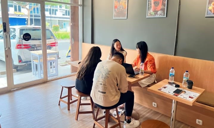 Menemukan Keseruan Baru di Kafe Boothcin Coffee Evergreen: Bermain Catur, Uno, dan Gamebot