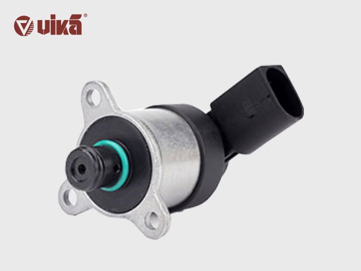What is the working principle of a fuel regulating valve in a common rail system?