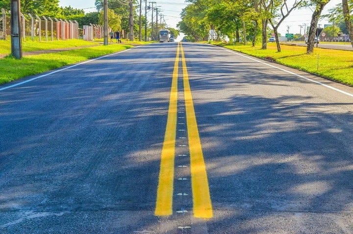 Concluída sinalização horizontal da Rua 3 de Maio e Avenida Adolpho Lollato