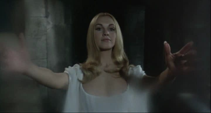 Our first on-screen vampire is very pretty (Listal)