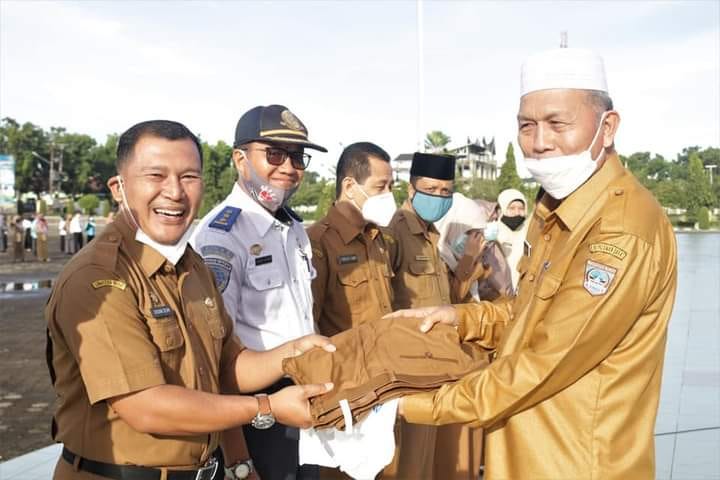 Bentuk Apresiasi Bupati HamsuardiBerikan Reward Kepada 15 ASN