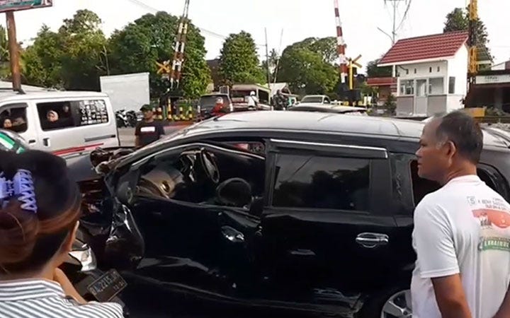 Mobil Minibus Grand Livina Ditabrak Kereta Api Sibinuang di Kota Pariaman