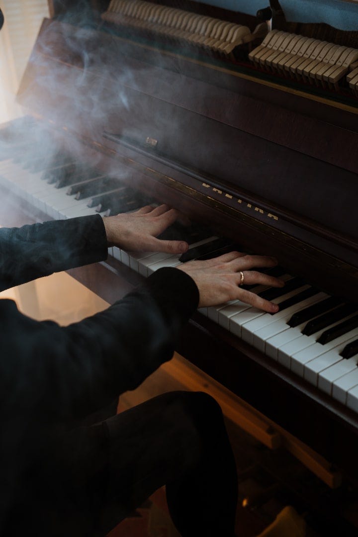 Easy Songs To Play On The Piano. Learn How to Easily Play Songs On The