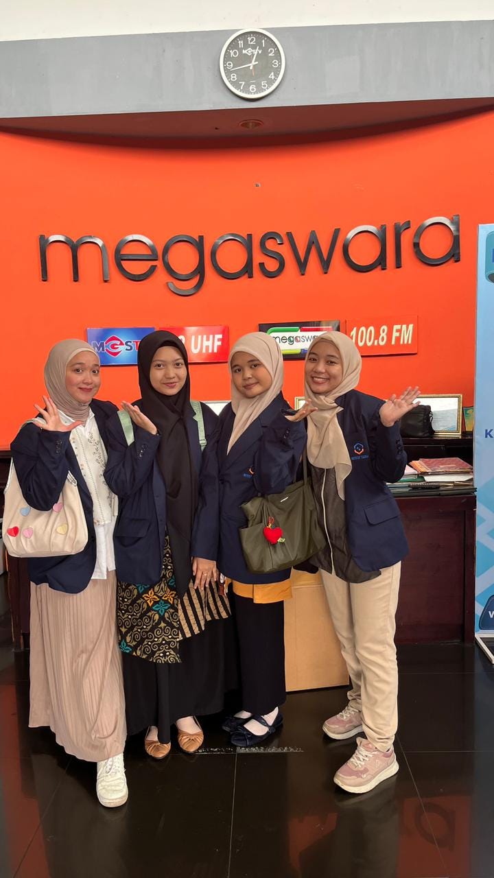 Belajar Jurnalistik Multiplatform Langsung dari Studio: Pengalaman Kunjungan ke Radio Megaswara 100.