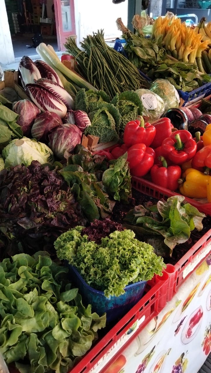 Mercato di Pisa: si salta da un colore all'altro, noi rane