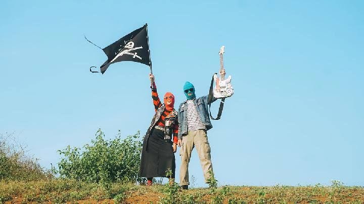 Nada Sarkasme di Balik ‘Bayar Bayar Bayar’: Suara Rakyat yang Tercekik