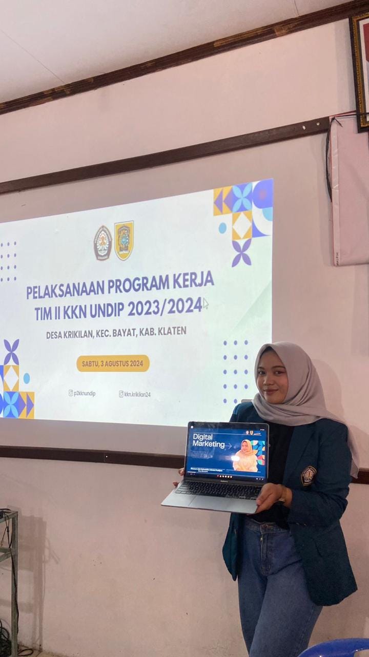 Penyampaian materi tentang Digital Marketing kepada Pengurus Embung Krikilan