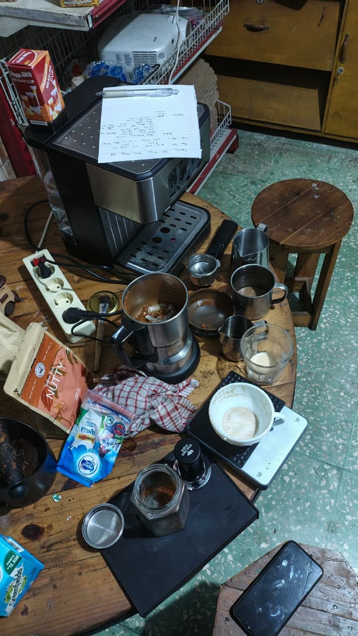 Bagaimana keputusan finansial yang buruk dan ekonomi negeri terpuruk mendorong kami membuka kedai…