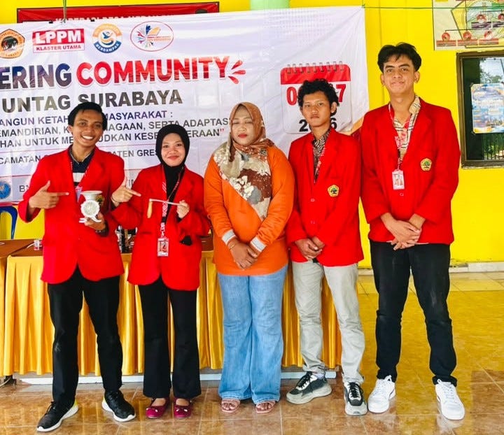 Students from UNTAG Surabaya conducted training on the use of manual meat grinders in Raci Kulon…