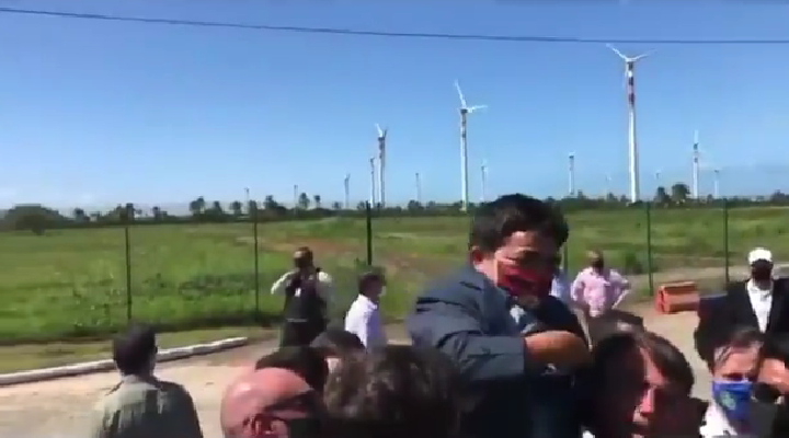 Vídeo de Bolsonaro levantando anão em Sergipe viraliza