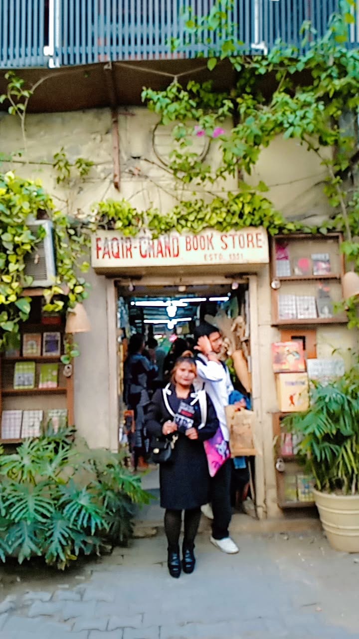 Nikita Kaur's visit to Fakir Chand Bookstore!