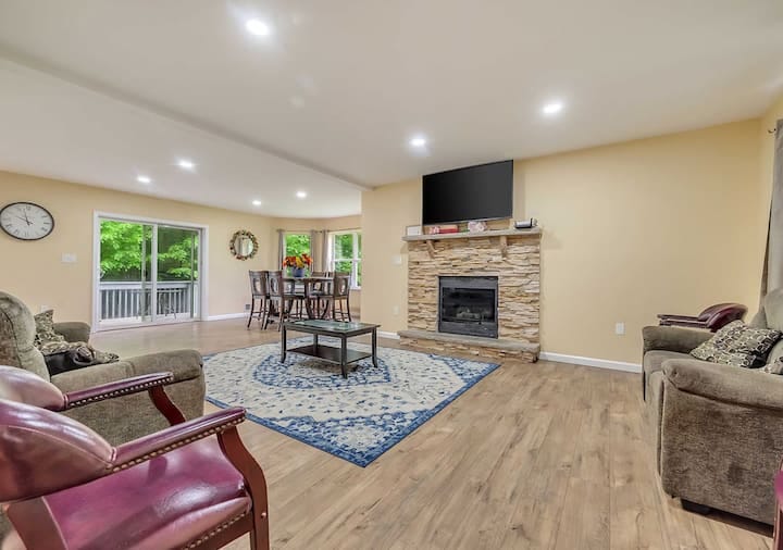 Escape to the Poconos: A 2,900 Sq. Ft. Mountain Villa Built for Unforgettable Group Retreats