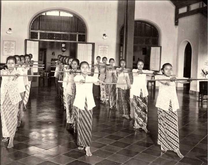 Cara Tetapkan Solekan Supaya Kekal Di Bawah Topeng