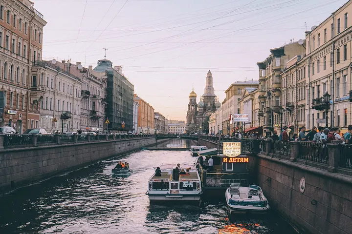 The canals of St. Petersburg, photo by Puja Lin on Unsplash