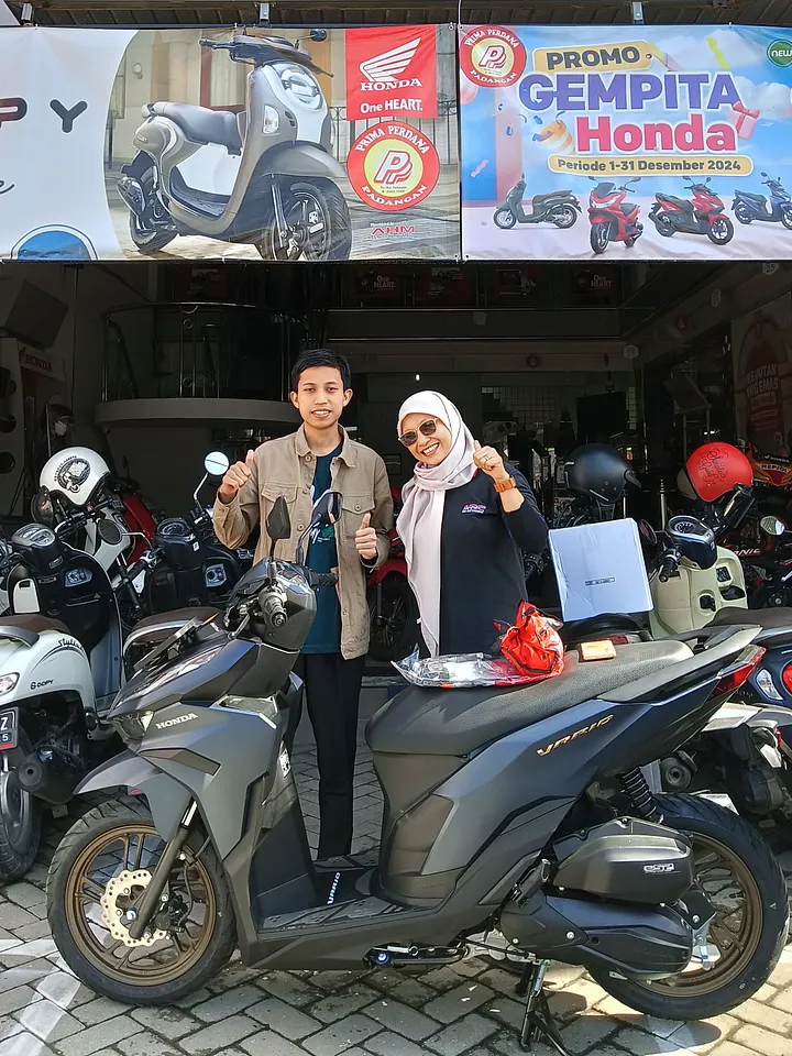 Moch Abdul Aziz, penulis dan content creator asal Bojonegoro yang membeli sepeda motor cash setelah wisuda dari uang hasil menabung sejak SMA