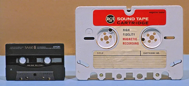 RCA 磁带和盒式磁带 (Compact Cassette) 尺寸对比