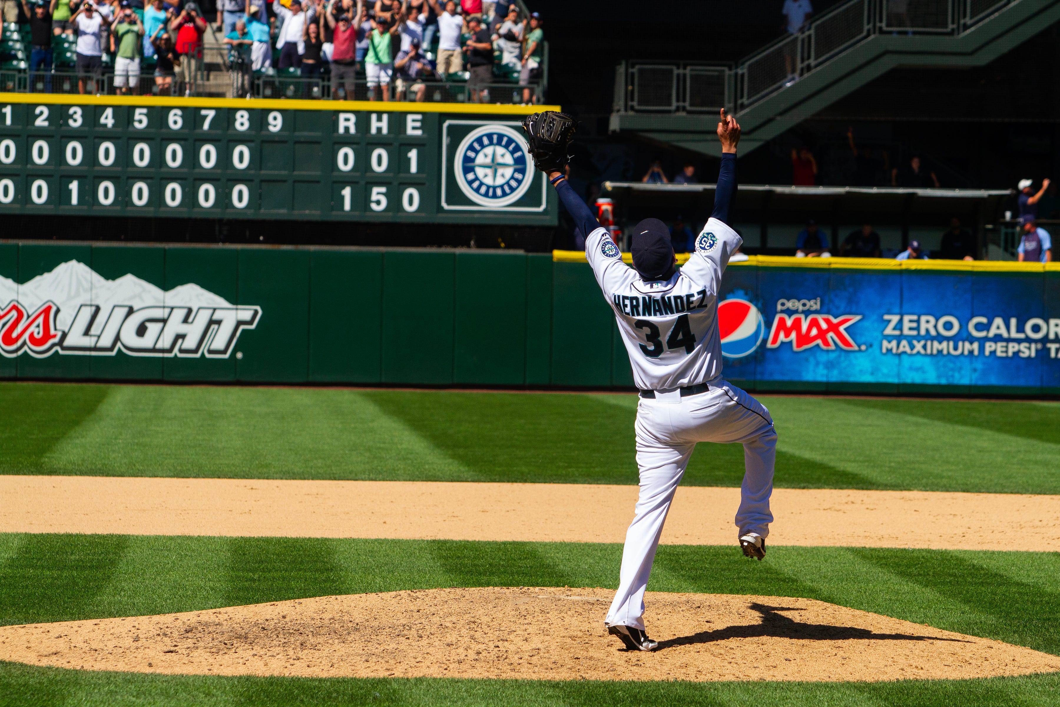 Felix Hernandez Inducted into Seattle Mariners Hall of Fame in Emotional  Ceremony - Fastball
