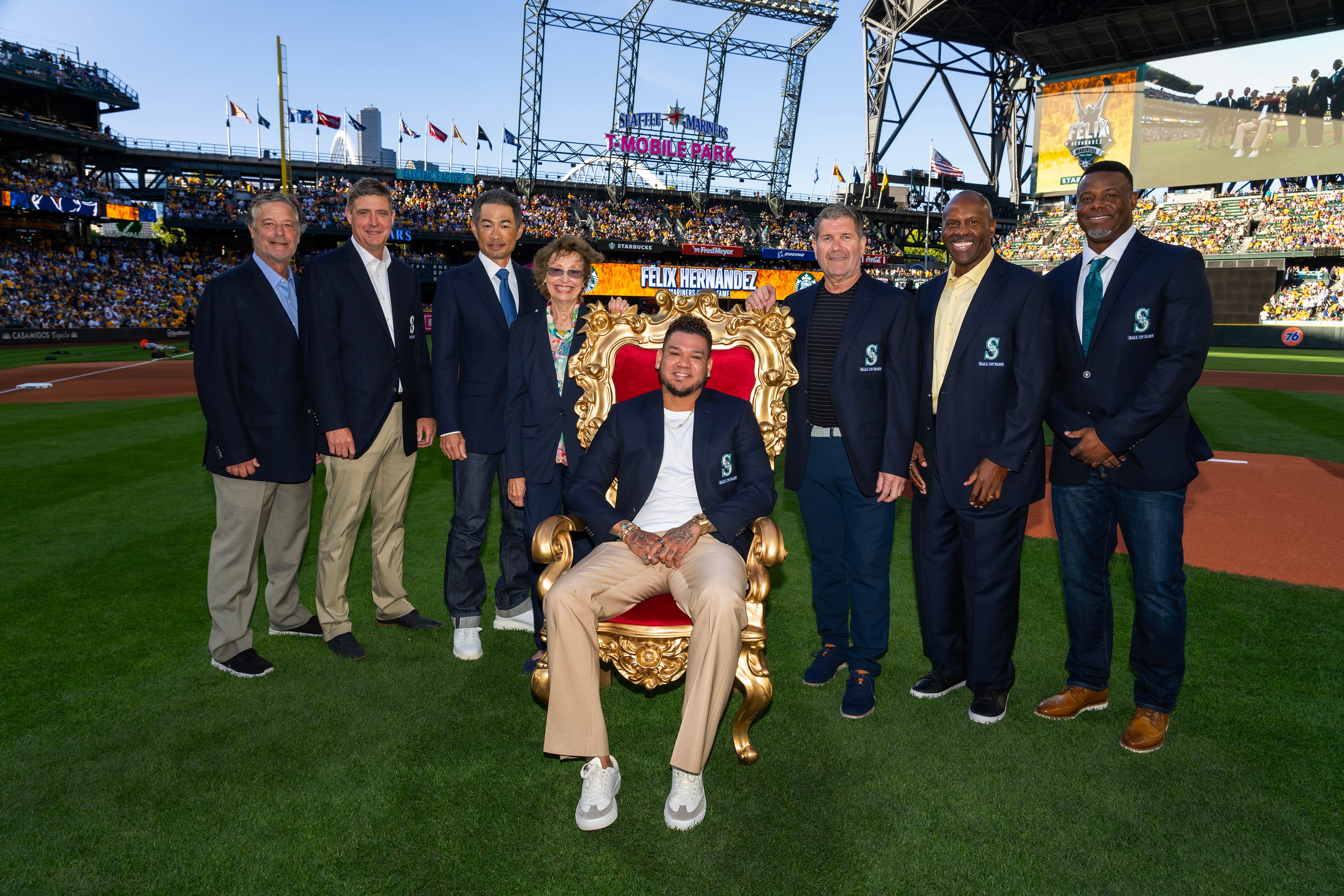 [Photo] Felix Hernandez, Surrounded By K's (via A's Broadcast) : r/baseball