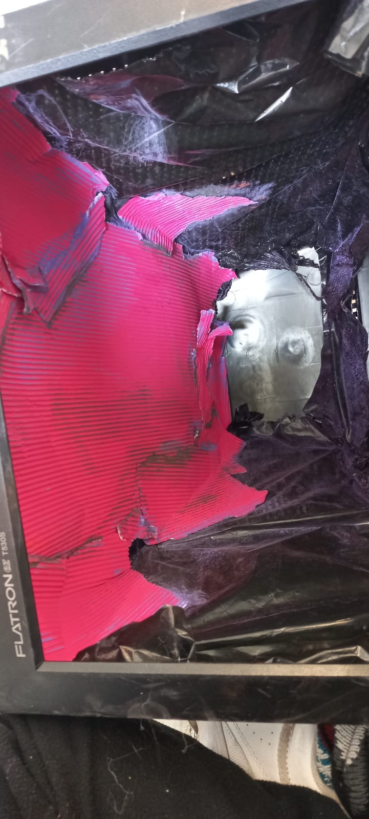 Utilicé corrugado de color fucsia y bolsas de basura.