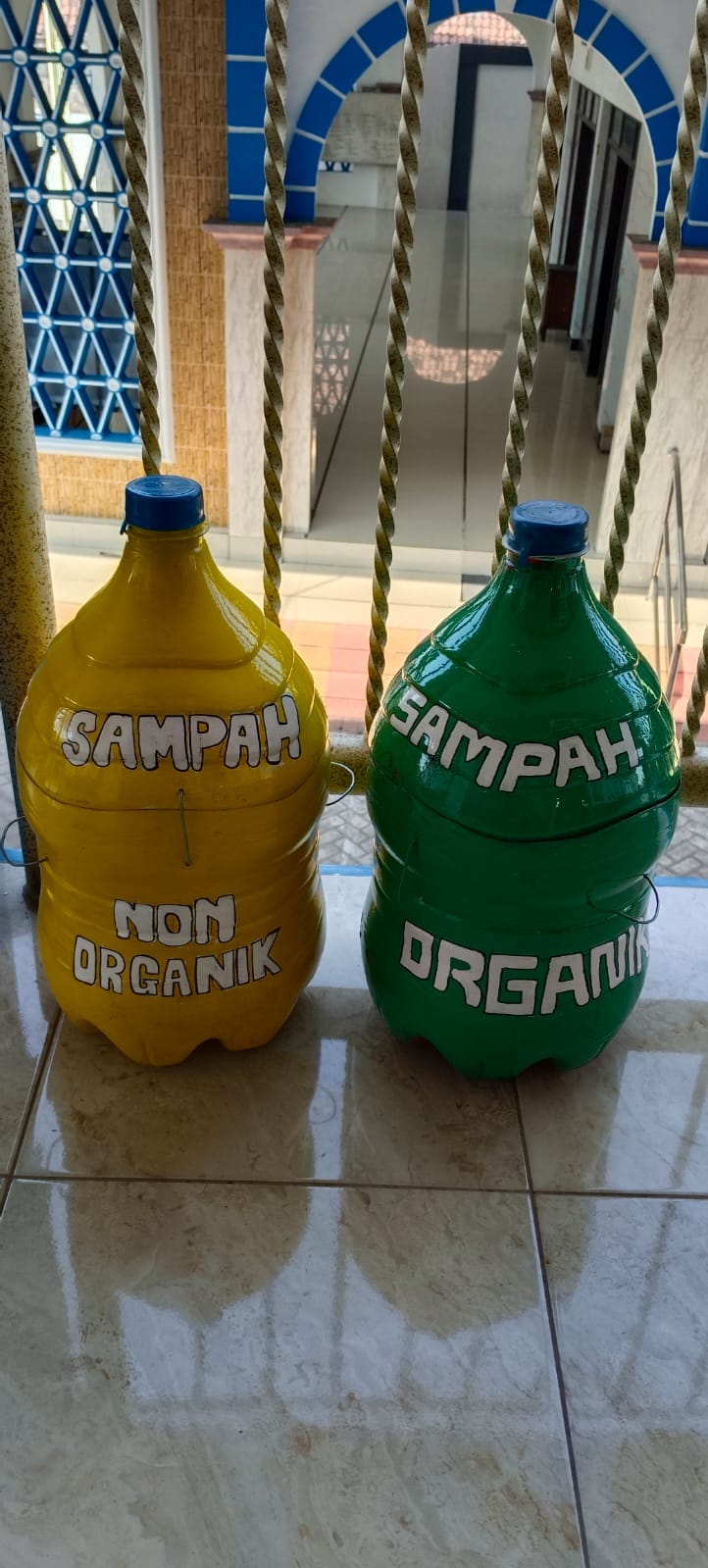 Mahasiswa KKN-T 08 Umsida Manfaatkan Galon Bekas Buat Bak Sampah | by
