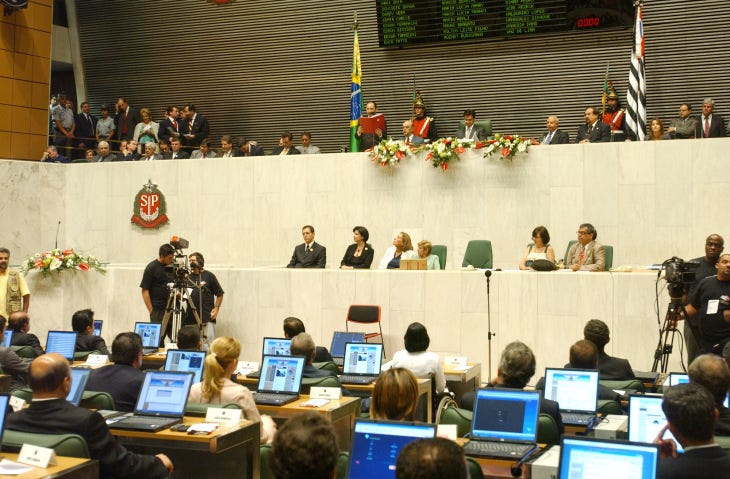Qual é a função de um deputado estadual? | by Beatriz Santana | Medium