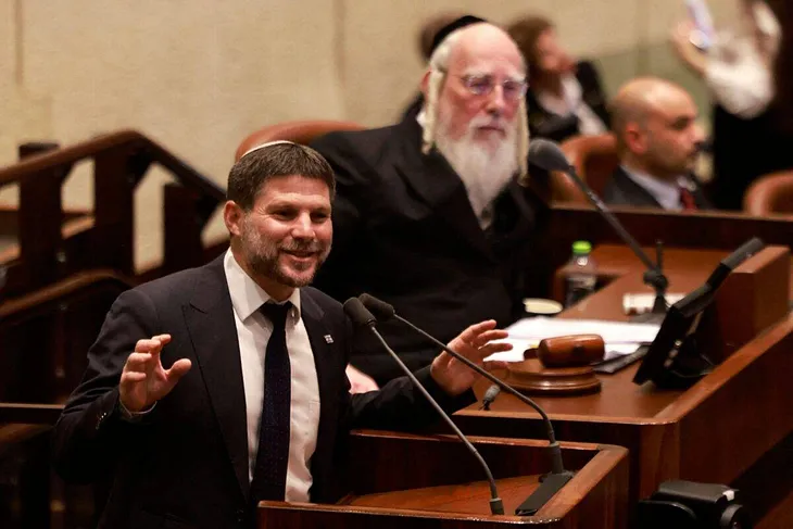 Smotrich Clashes with US: Urges Banks to Defy Sanctions on Settlers