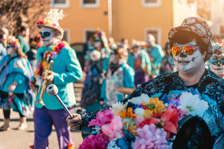 What Mardi Gras Dessert Reigns Supreme? The King Cake or the Pączki?