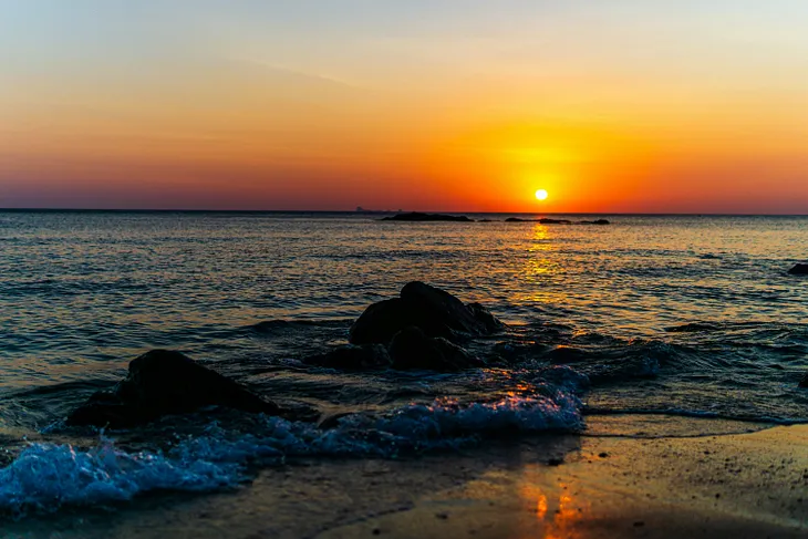 A beautiful sunset over an ocean.