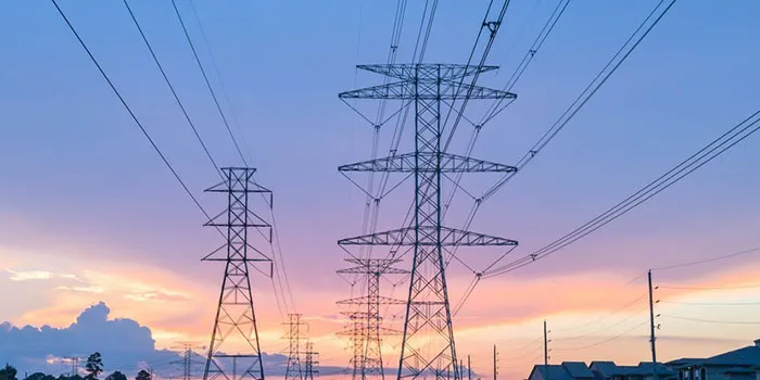 What are the advantages of using a bundled conductor design for overhead transmission lines?