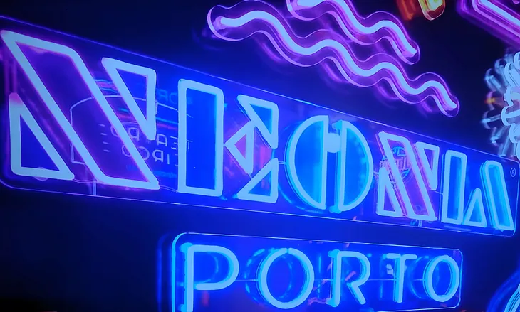 Neon sign with capital letters: “NEONIA PORTO.”