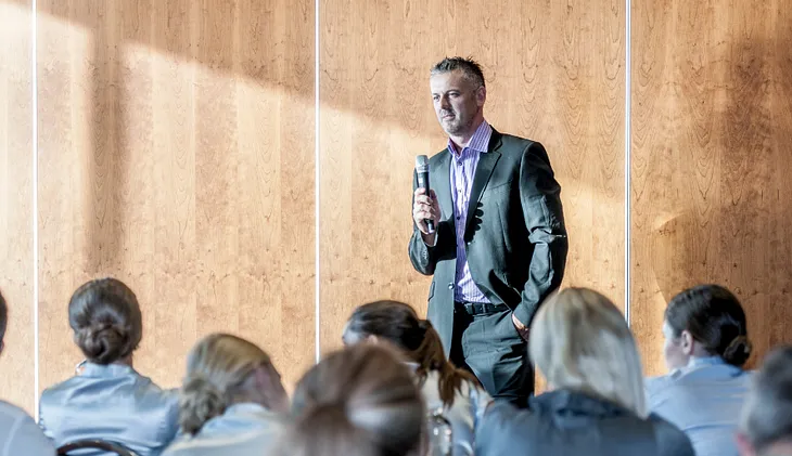 7 Must-Know Tips for Public Speaking in a Non-Native Language