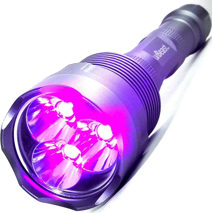 6 Best UV Light For Rockhounding