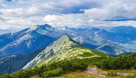 A photo of the carpathian mountains