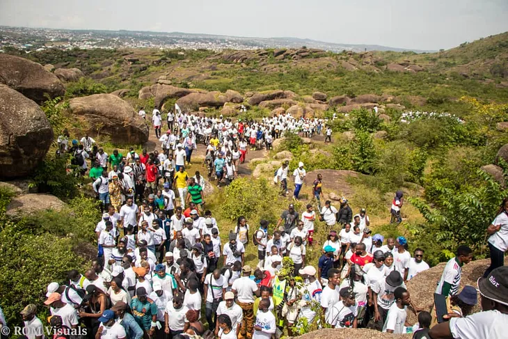 A photograph captured by ROM Visuals showcases a gathering of over 1,000 hikers in Jos, Nigeria.