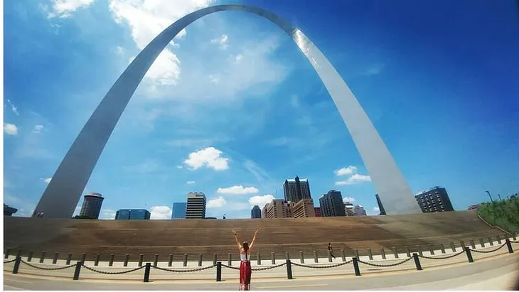 Chelsey in front of the St. Louis Arch