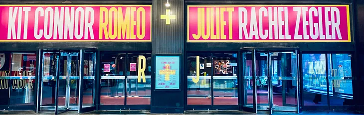 A picture taken by the author of the article shows the entrance of Circle in the Square in New York for this new production. There are two big main central doors: one with the R letter on it and the sign “Romeo, Kit Connor” and the other with the letter J and the sign “Juliet, Rachel Zegler.”