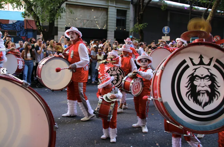 How is the Argentine carnival different from the carnival in Rio de Janeiro?
