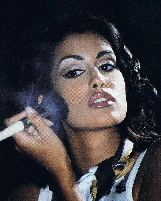 Yasmeen Ghauri doing her makeup