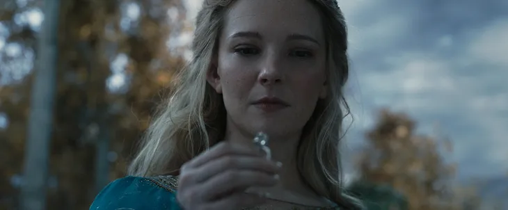 Morfydd Clark as Galadriel holding up a ring