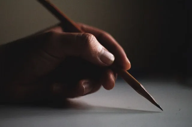 hand holding a pencil