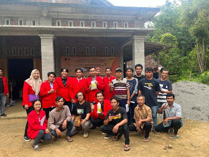 “Mahasiswa KKN UNTAG SBY Adakan Sosialisasi dan Pelatihan Membuat Pupuk Kandang”