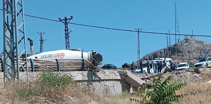 Hekimhan’da Beton Mikseri Devrildi
