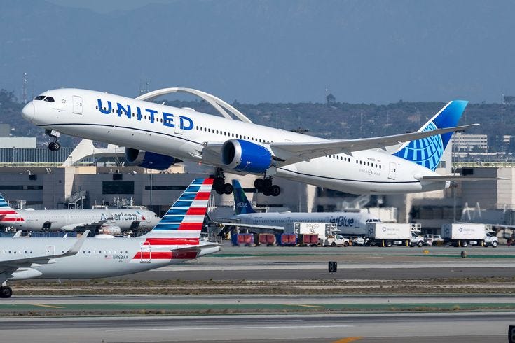 United Airlines Boeing 787–10 departing LAX