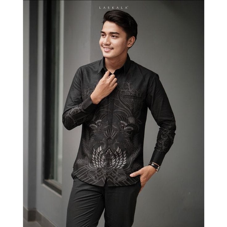 “Kemeja Batik Pria Lengan Panjang: Inspirasi Gaya Klasik & Modern yang Tetap Elegan”