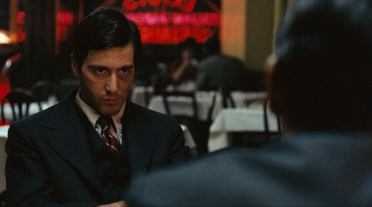 Al Pacino nei panni di Michael Corleone nella scena dell’omicidio di Sollozzo.