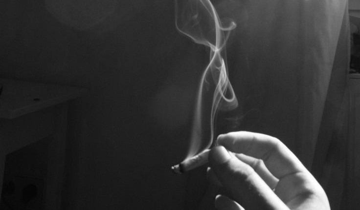 Kehidupan dan sebatang rokok yang terbakar perlahan.