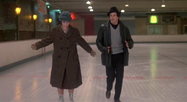 “Rocky” (1976) — L’iconica scena del pattinaggio sul ghiaccio.